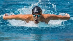nadador haciendo un entrenamiento HIIT en piscina