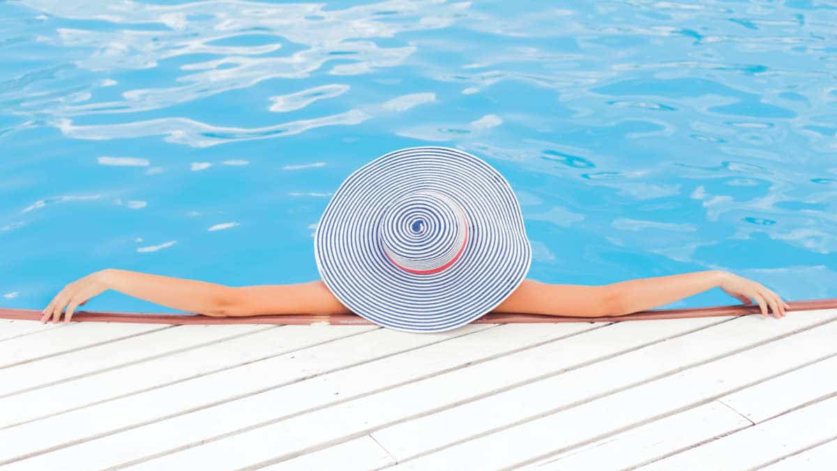 Chica en la piscina en verano