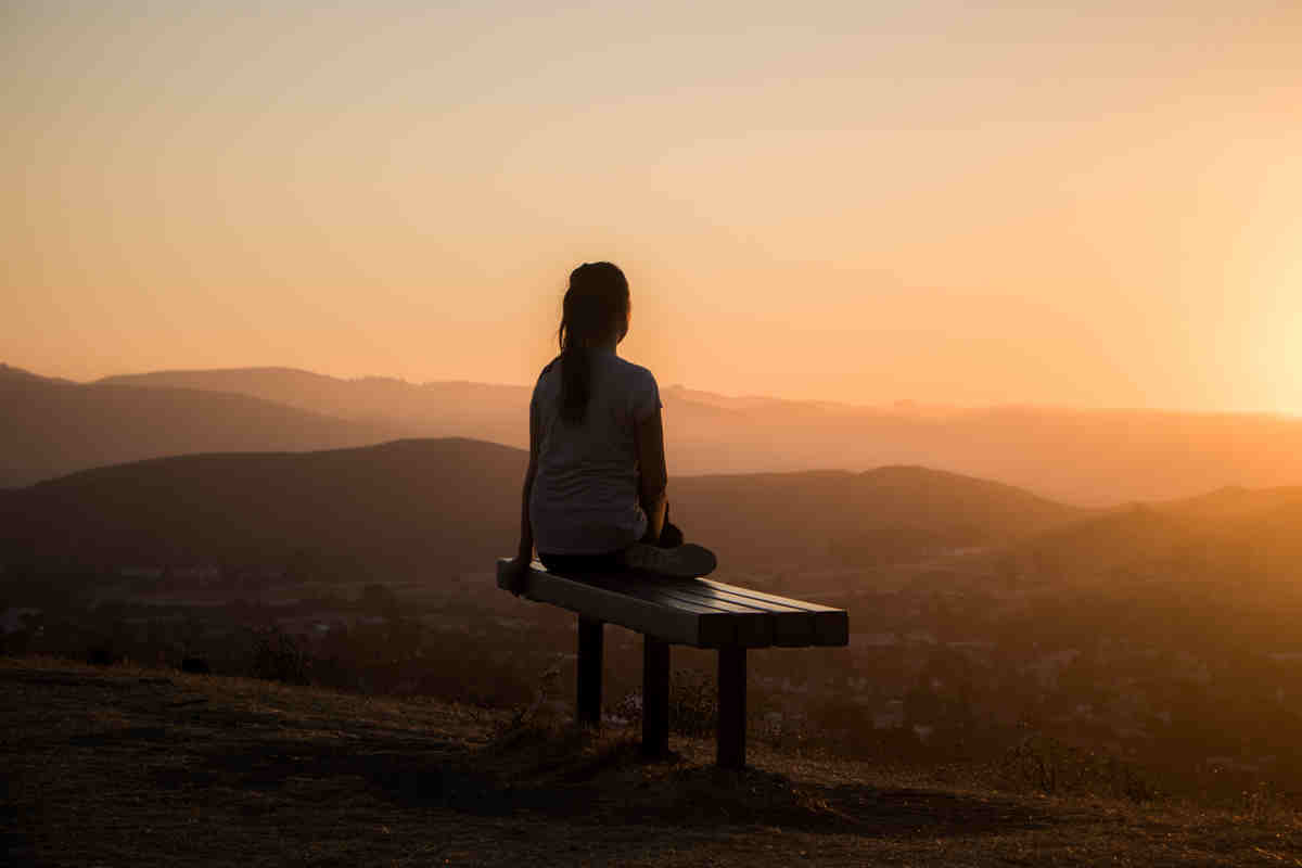 Mujer meditando para alejar sus pensamientos negativos