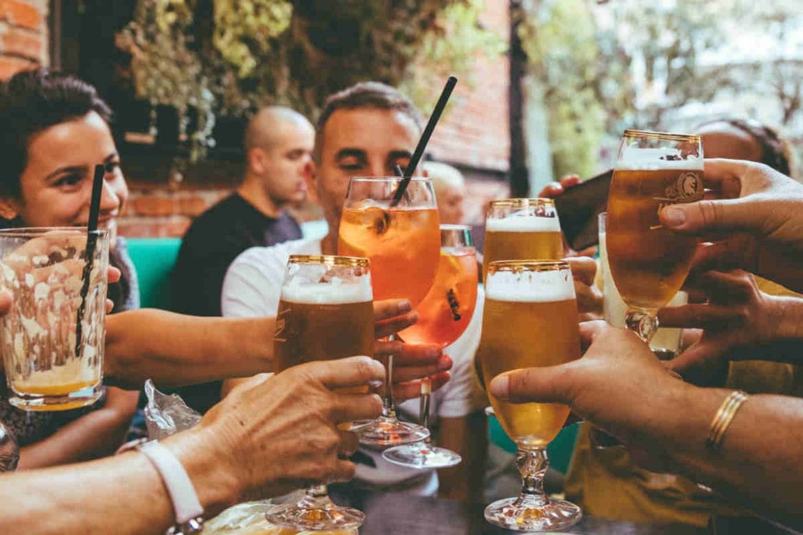 Un grupo de amigos bebiendo cerveza