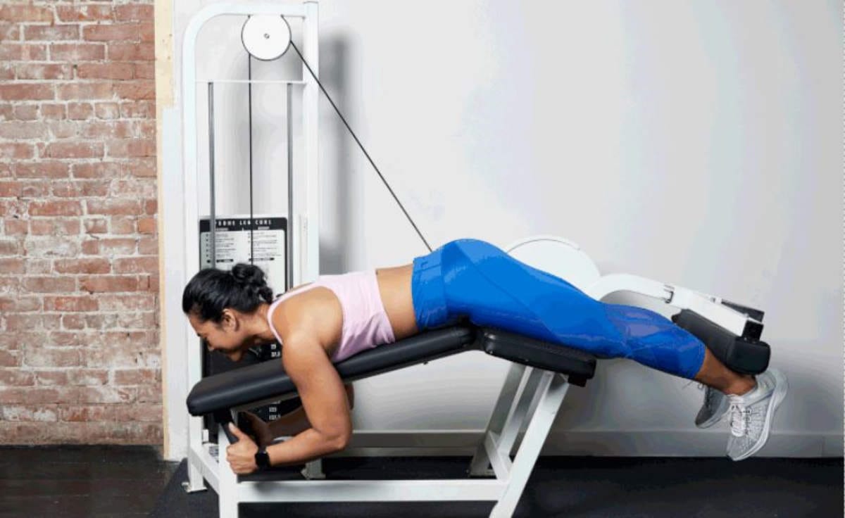 Curl de isquiotibiales acostado en el gimnasio