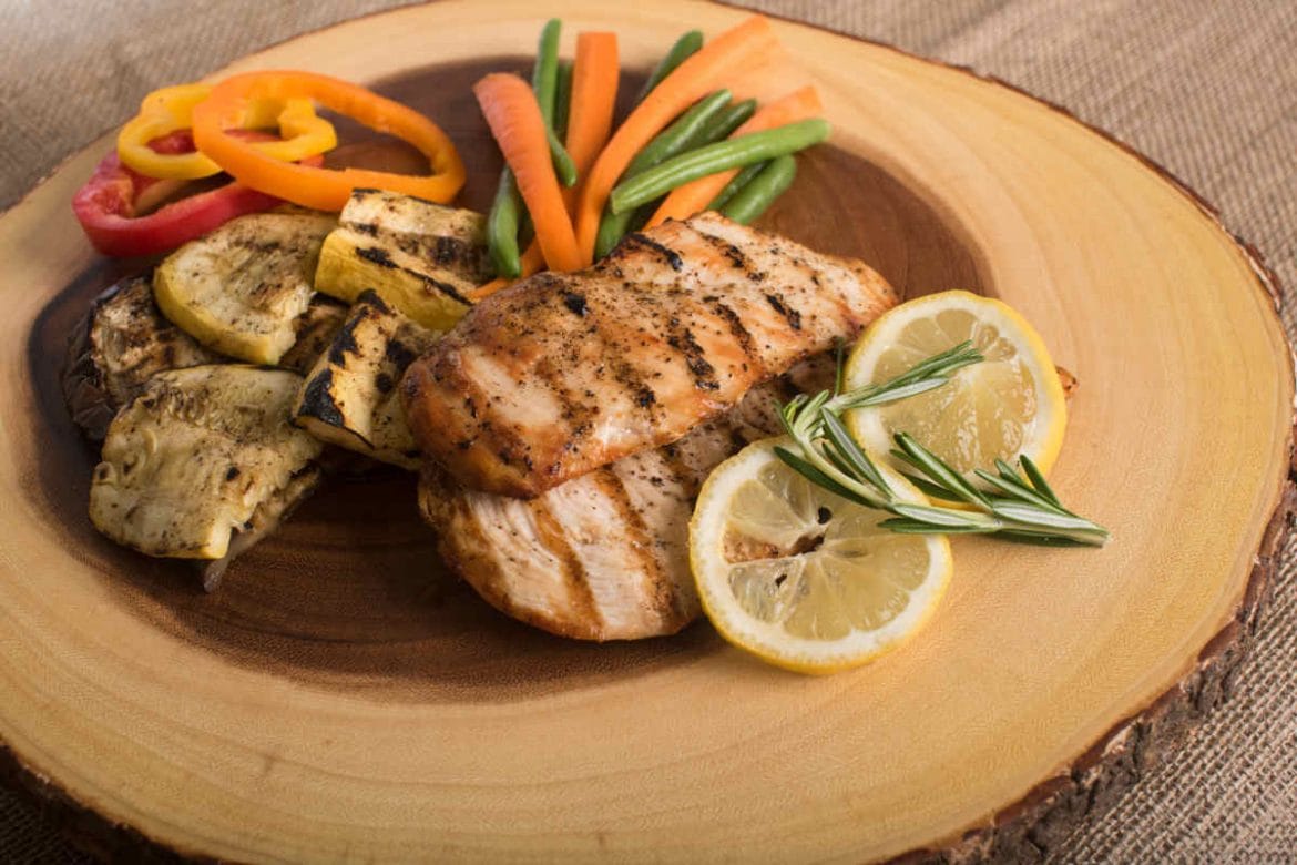 Plato de pollo que tiene mucha proteína
