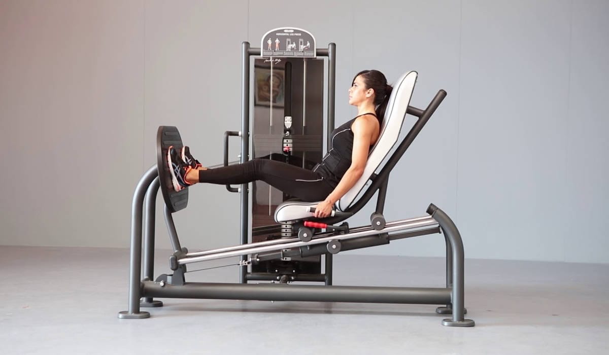 Prensa horizontal con máquina en el gimnasio