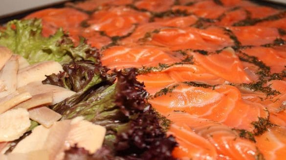 ensalada oceánica de arroz, salmón y gambas