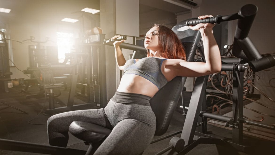 Chica entrenando en el gimnasio