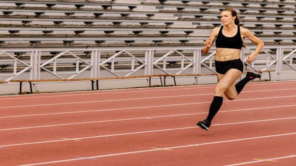 Chica entrenando series