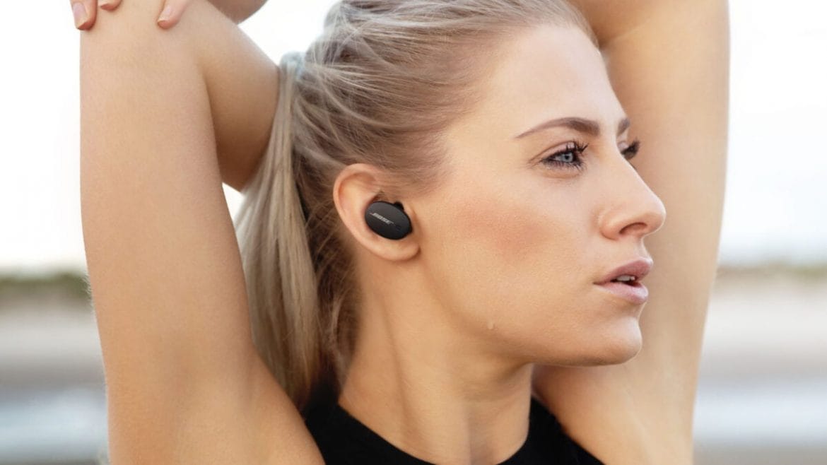 chica con auriculares auriculares bluetooth