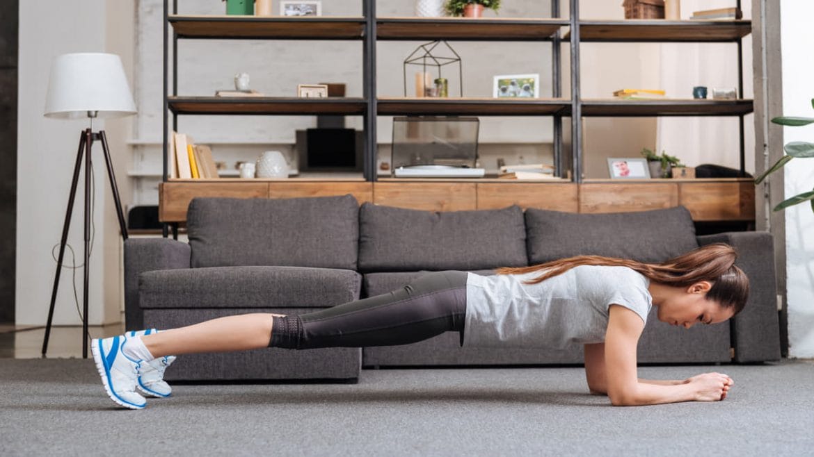 Chica haciendo la plancha