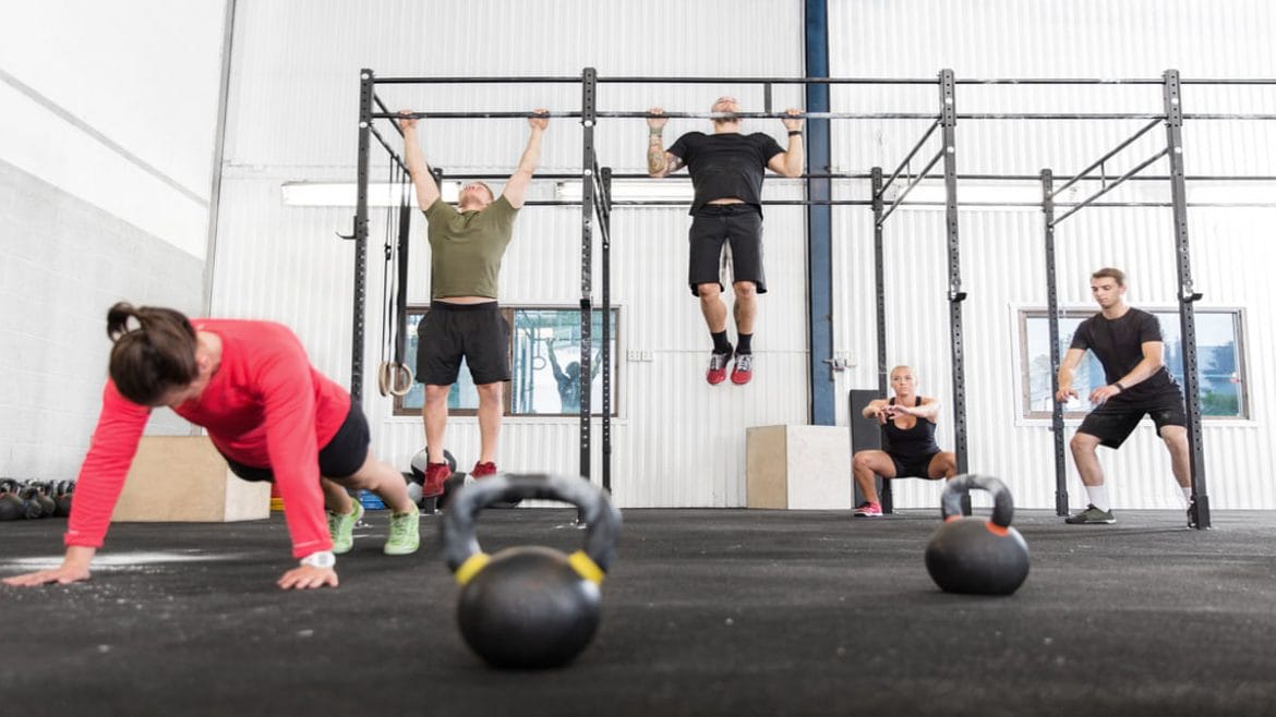 Gente haciendo crossfit