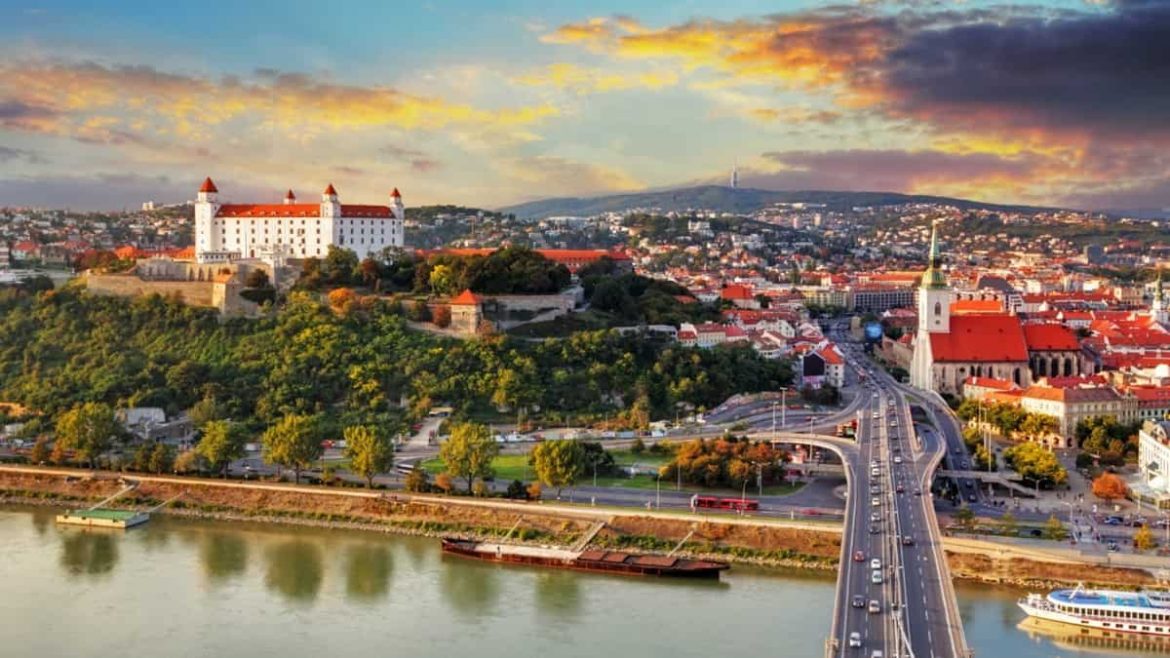 Bratislava, Eslovaquia. Imagen panorámica con el castillo y el Danubio