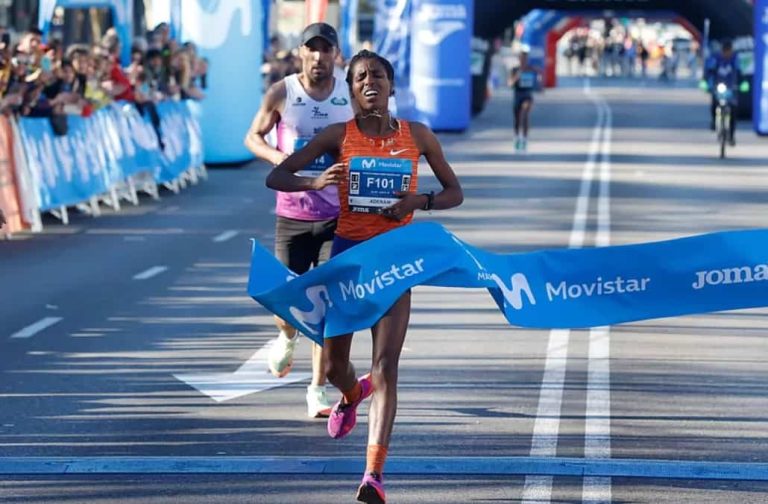 Zewditu Aderaw cruza la línea de meta para ganar el Medio Maratón de Madrid 2023