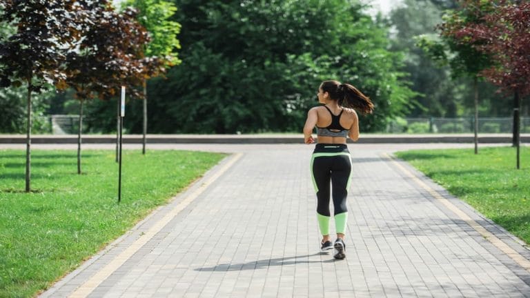 chica entrenando un 10K