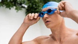 nadador con gafas de natación