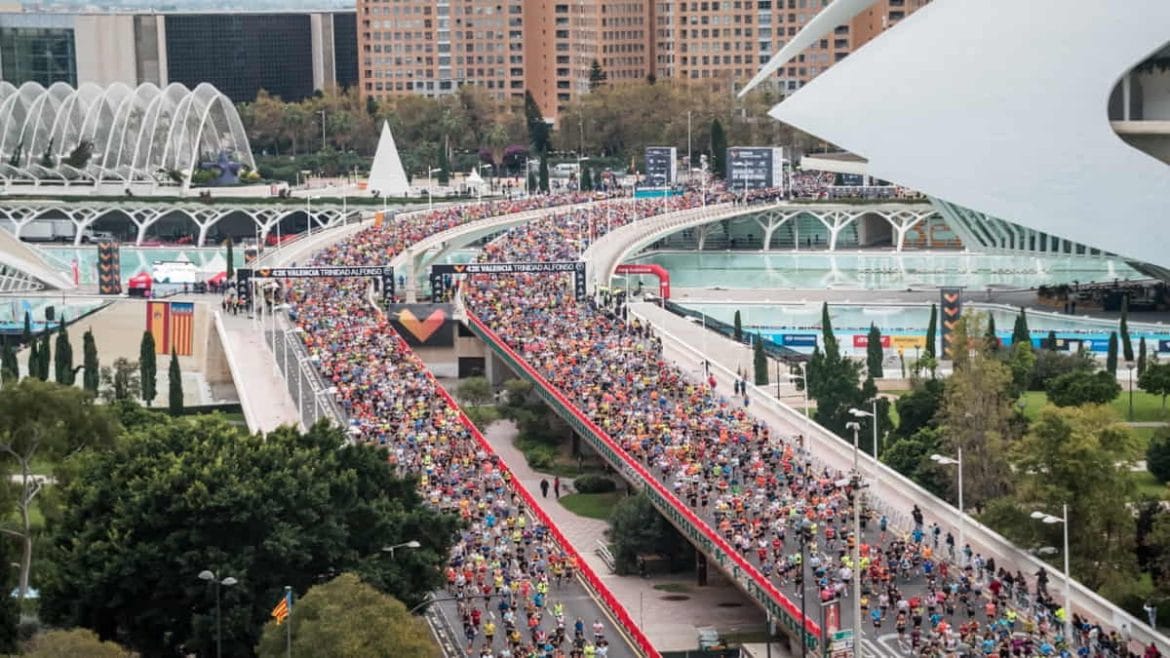 puente con corredores en la Maratón de Valencia