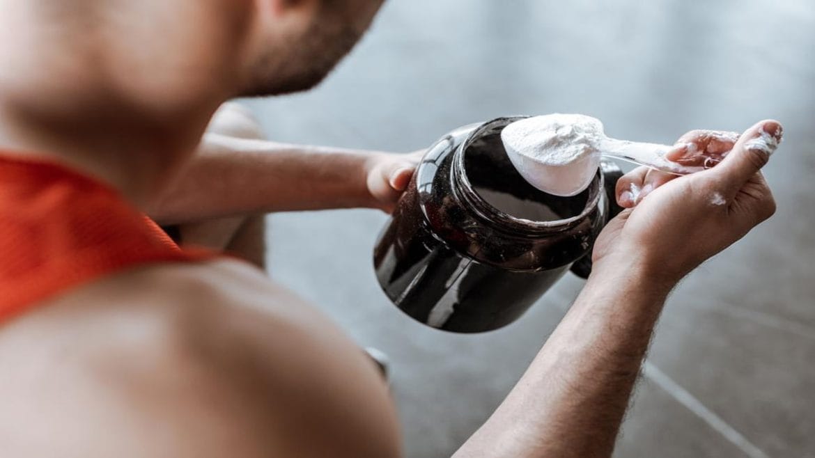 deportista consumiendo proteína en polvo