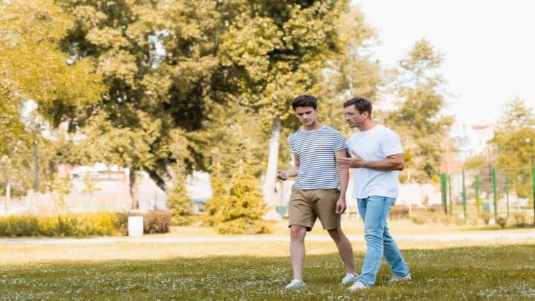 Jóvenes caminando encogidos