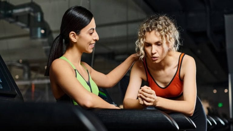 Chicas corriendo por cinta en el gimnasio