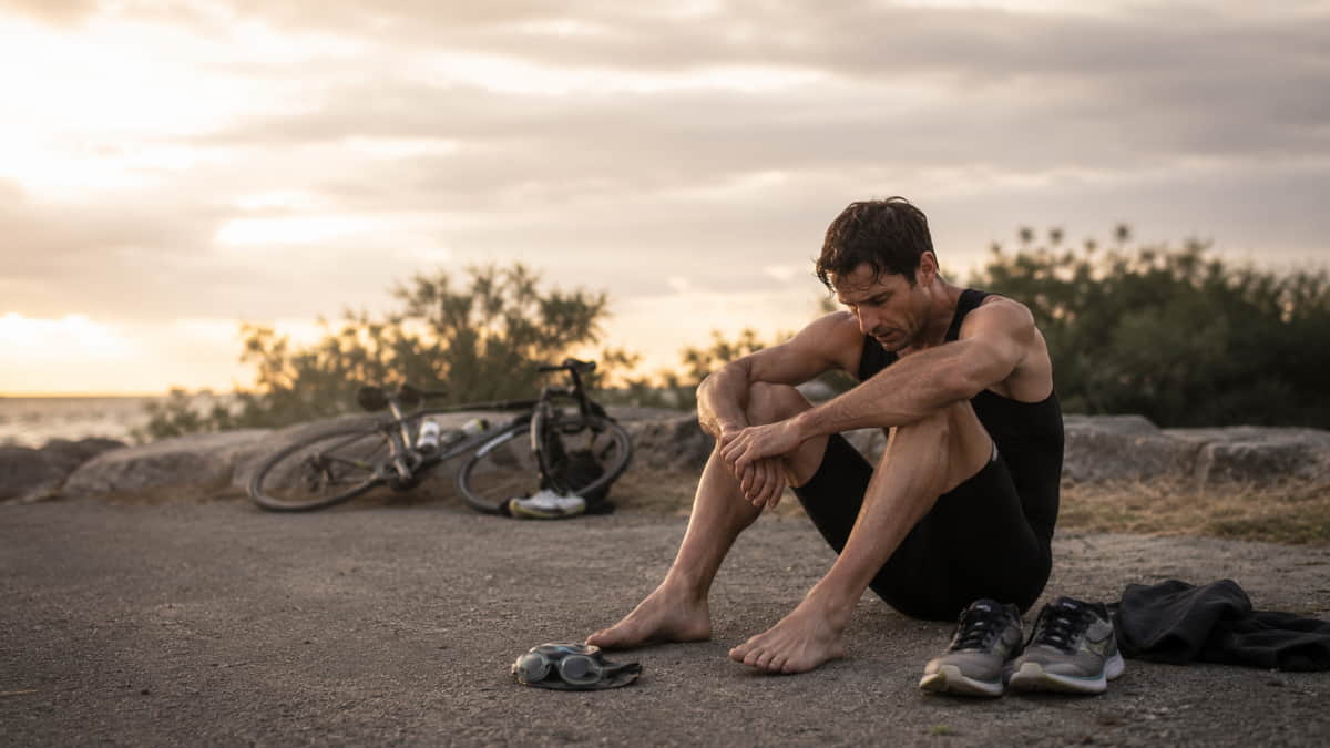 Sobreentrenamiento en triatlón amateur: cuando sumar nadar, pedalear y correr pasa factura